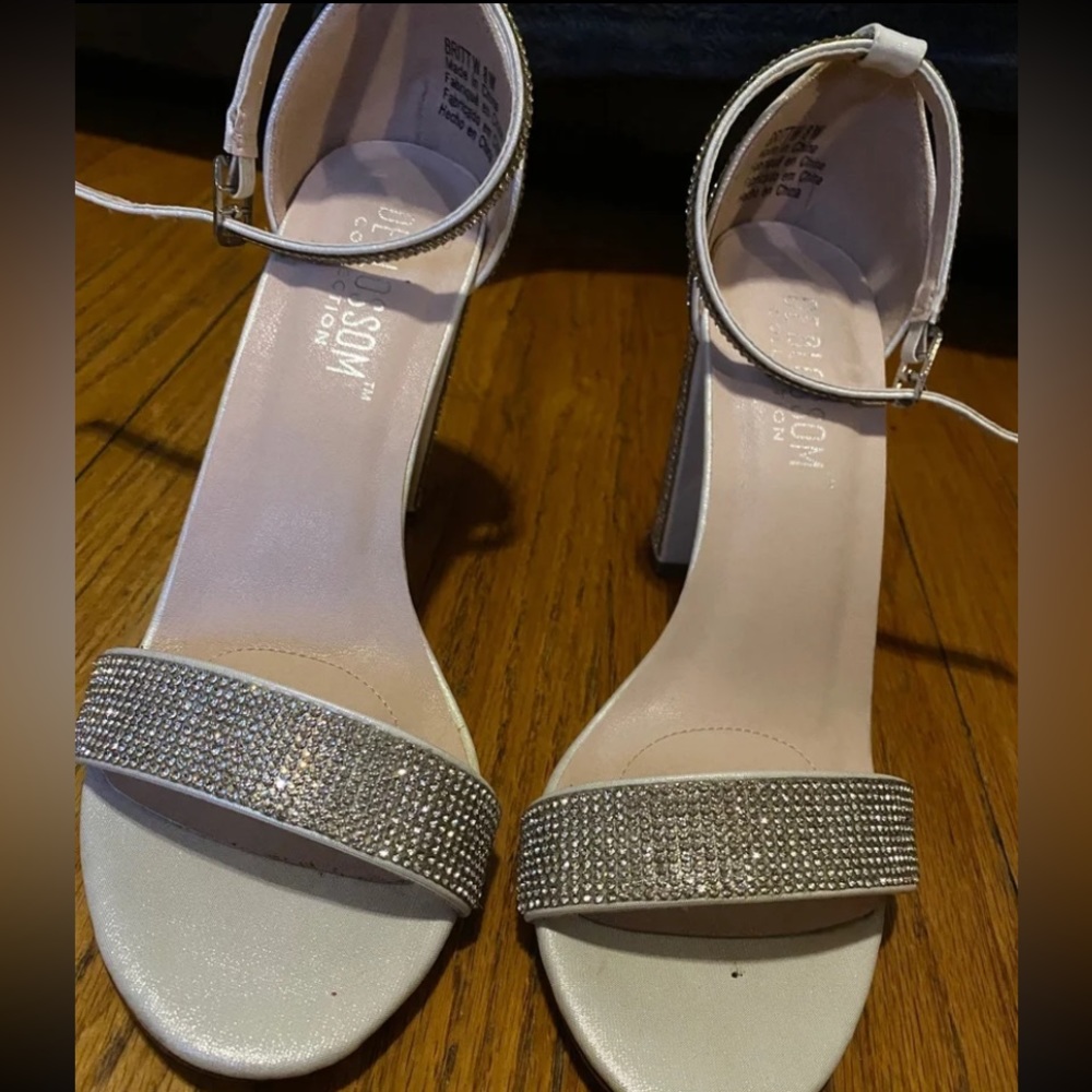 De Blossom Collection Heels White. Size 8W in women.